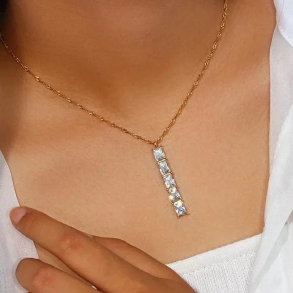 NEW 18K GOLD BAR DIAMOND NECKLACE, NICE NECKLACE, CUTE NECKLACE